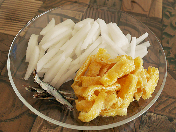 作り方（1）大根、油揚げ、煮干しの下拵え