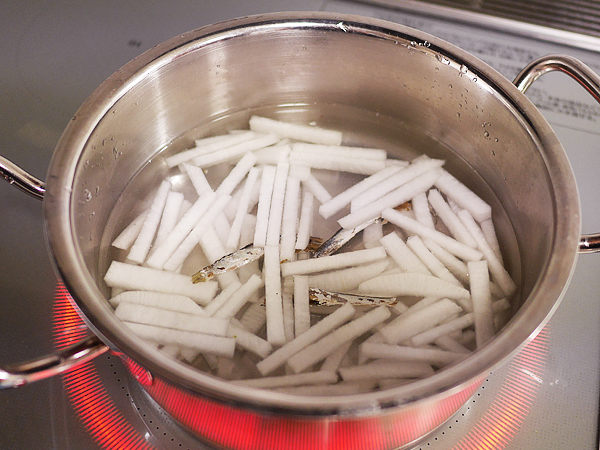 作り方（2）小鍋に水、大根、煮干しを入れて煮る