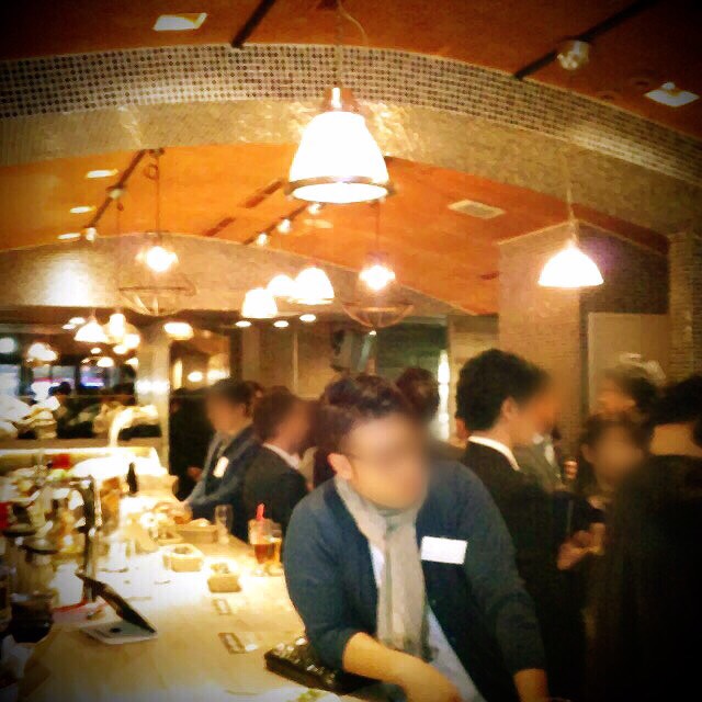 会場内にはカジュアルな装いの男性も