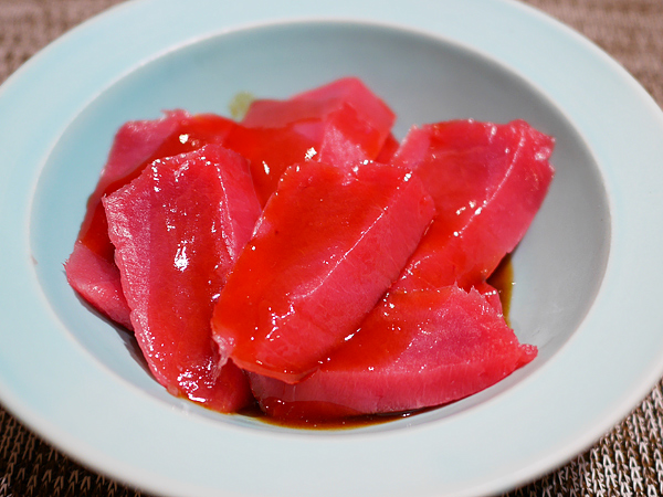 作り方（2）マグロに漬けダレをかける