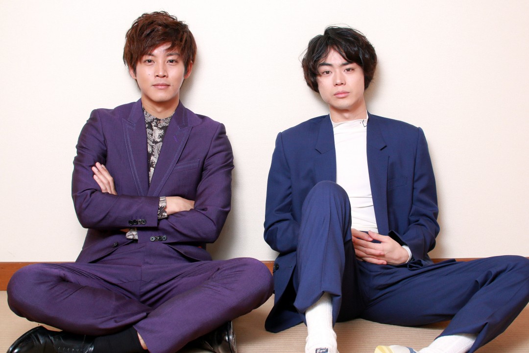 松坂桃李さん（左）と菅田将暉さん