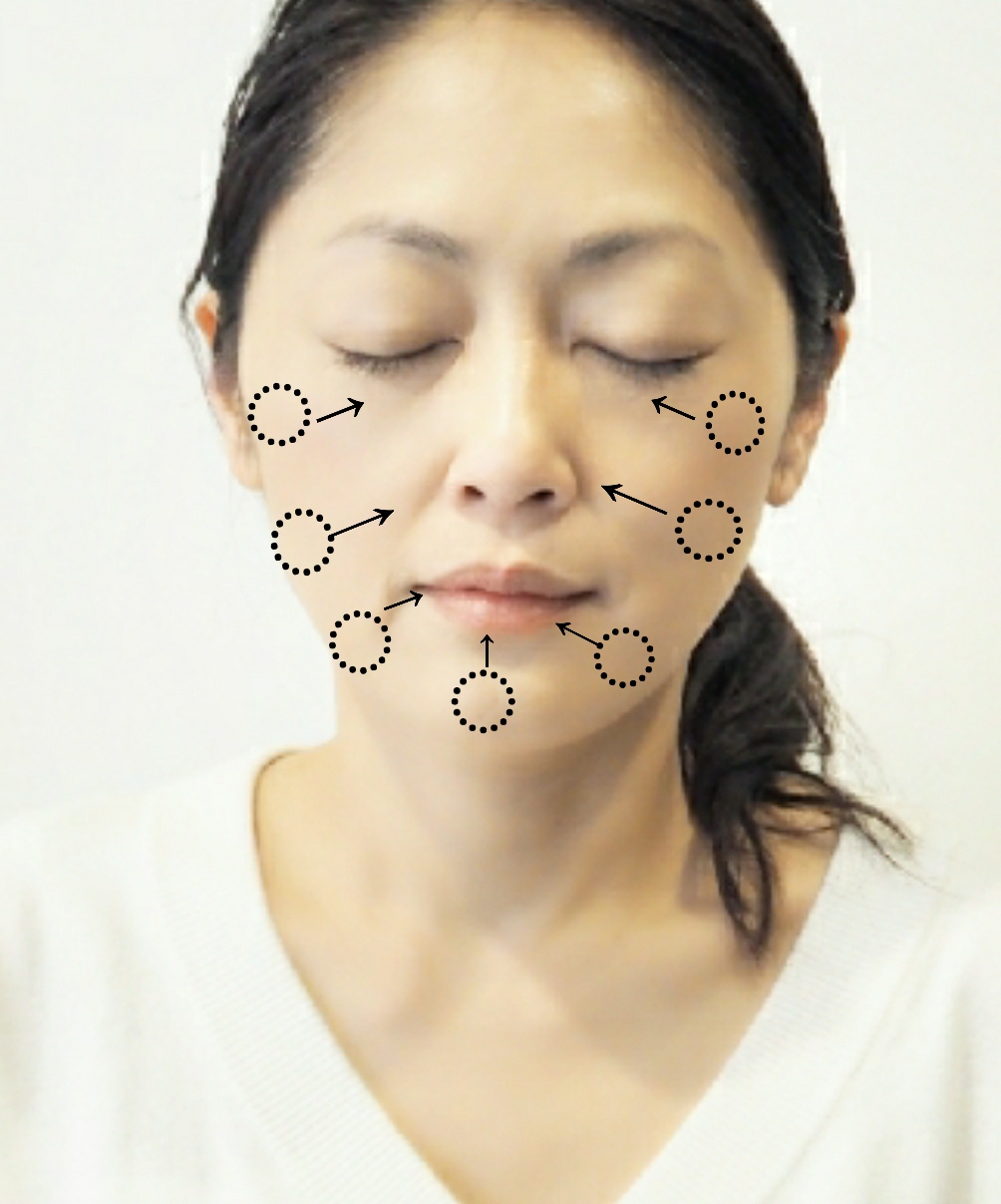 リキッドファンデを顔の外側から内側に塗る