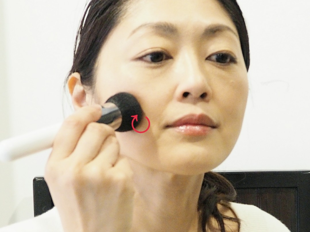 なにもついていないブラシで顔をくるくる