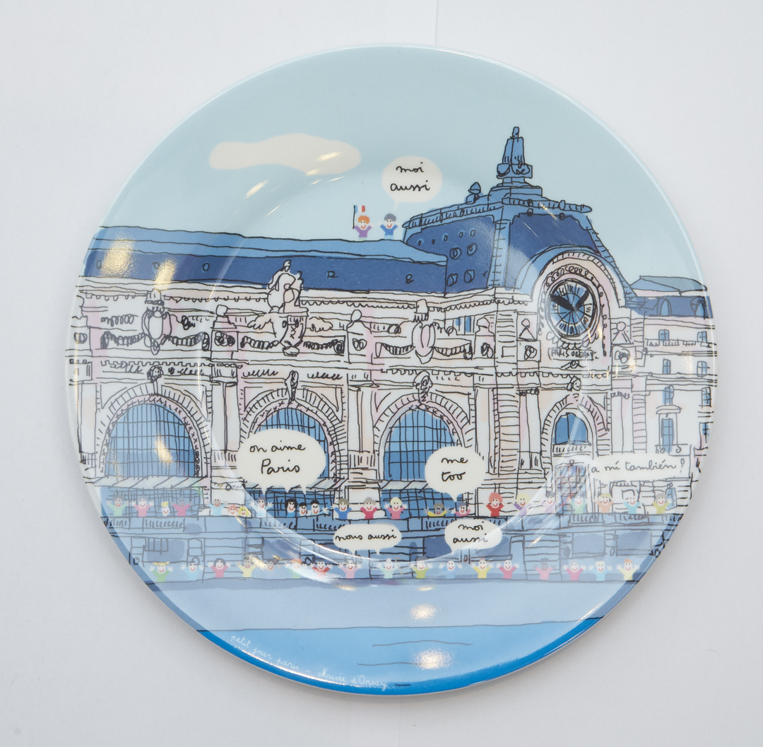 パリの観光名所を描いたプラスチックのお皿