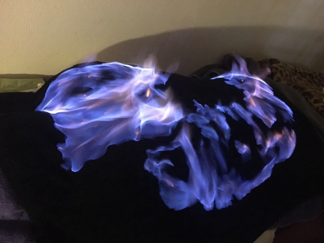 「背中が煤けてる」どころか燃えまくってる！