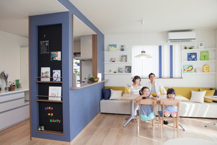 家でくつろぐ家族