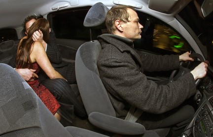 タクシーいちゃつくカップル