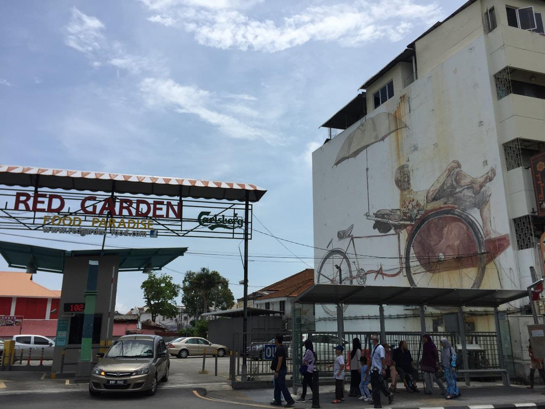 『RED GARDEN』横の壁画