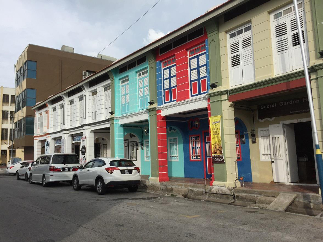 長屋風に連なる住宅