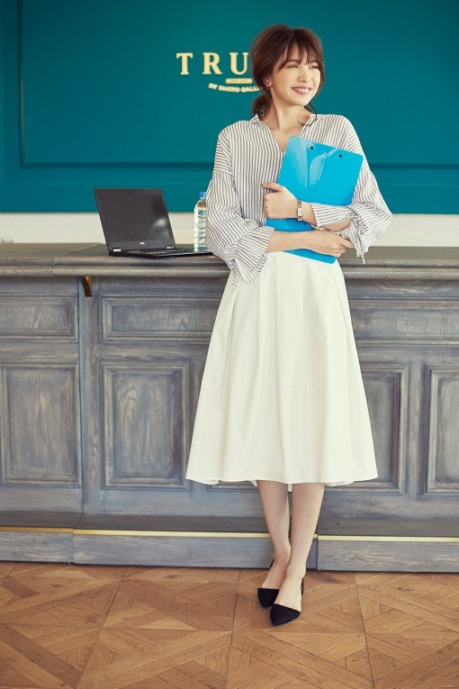 ステップドヘムフレアスカートのコーデ