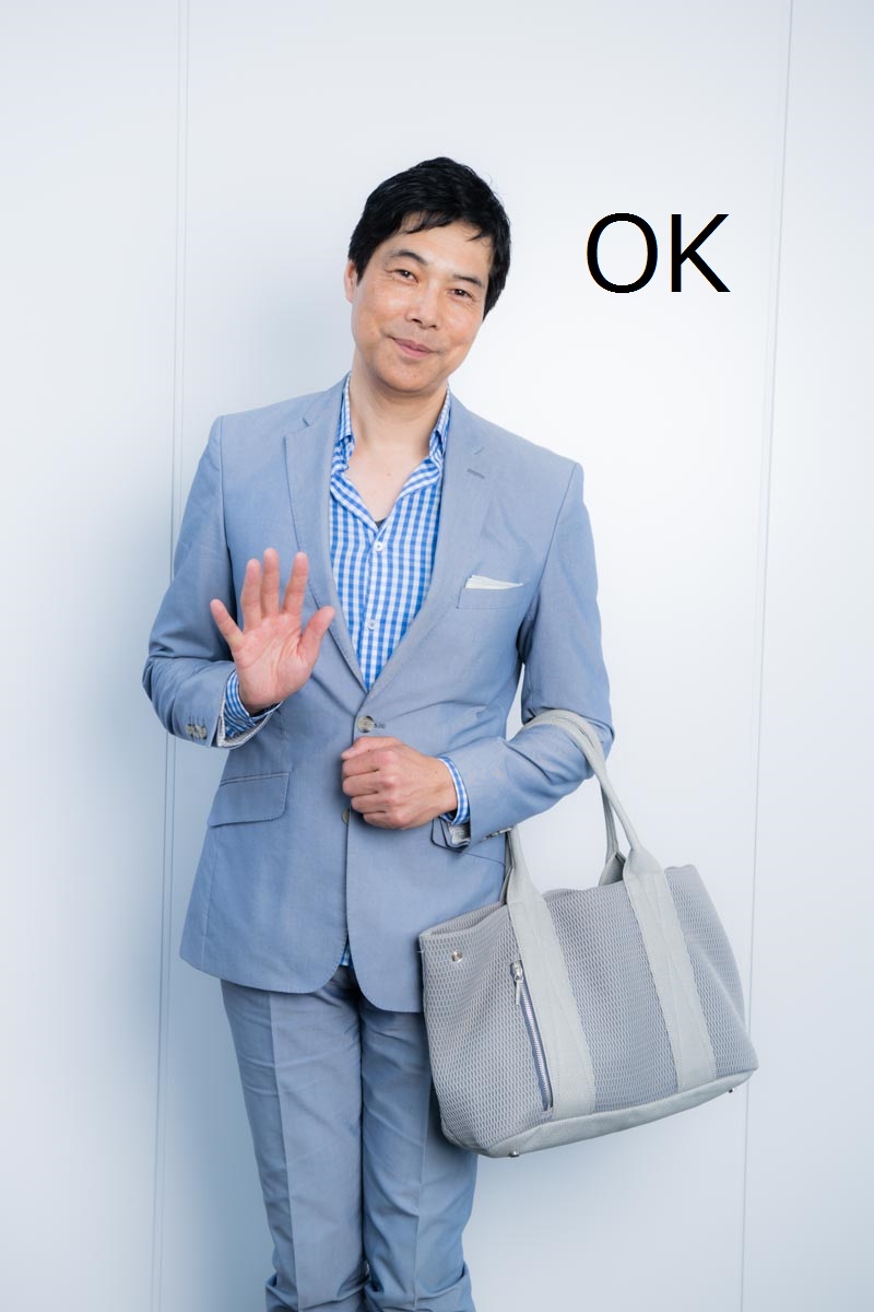 手を振るOK