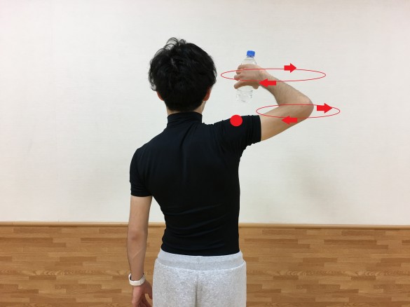 ペットボトルを回す（後ろ）