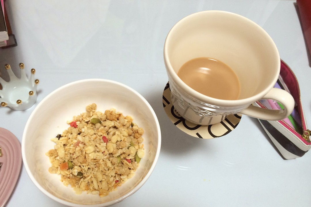 朝　コーンフレークにカフェオレ