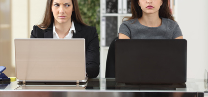 険悪なオフィスの２人