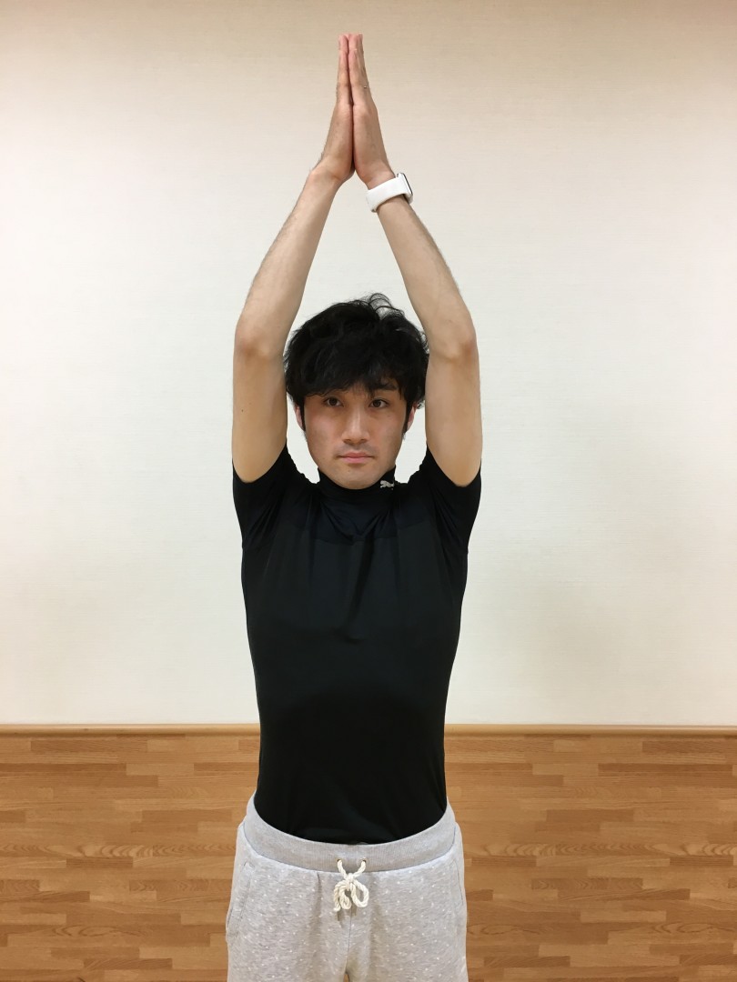 手を天井に
