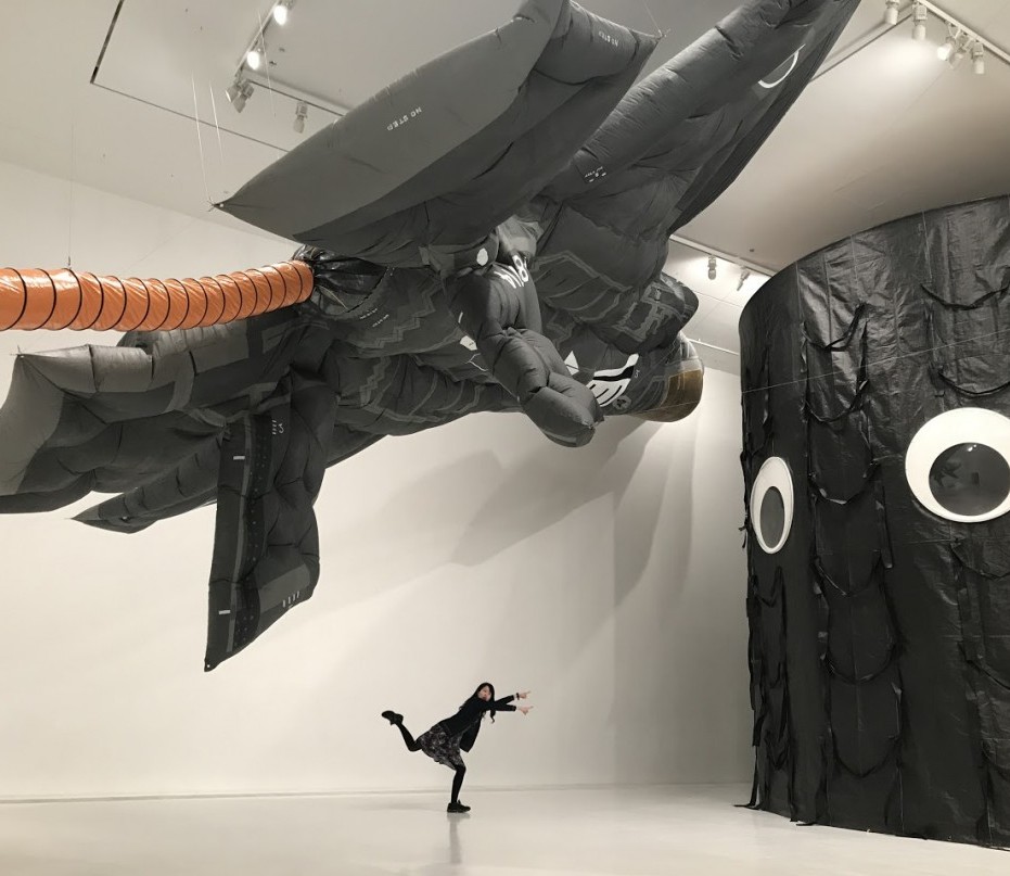 岡本光博×青秀祐展示室「トモダチ大作戦」の中でポーズをとる筆者