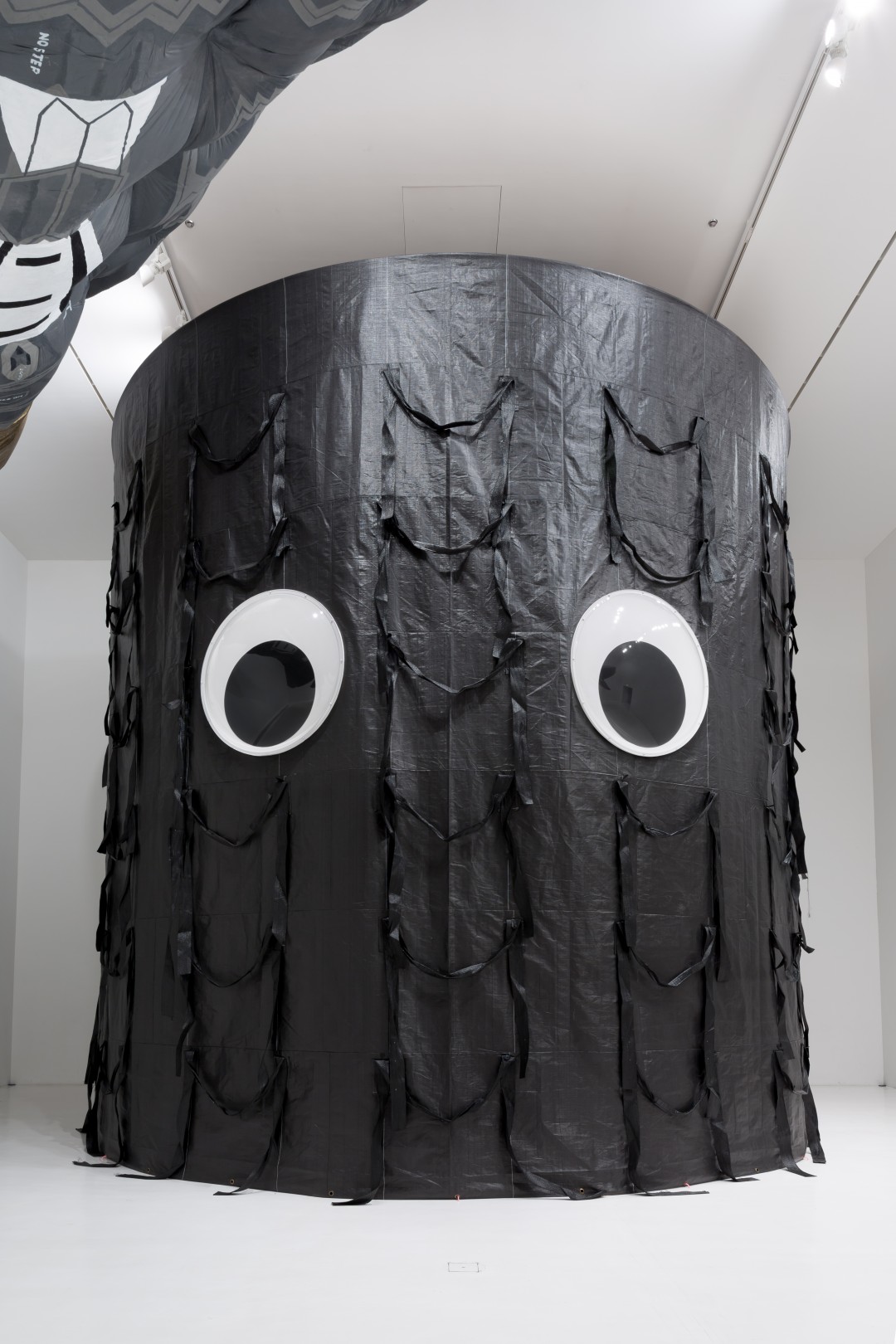 岡本光博×青秀祐展示室「トモダチ大作戦」（撮影：大洲大作）