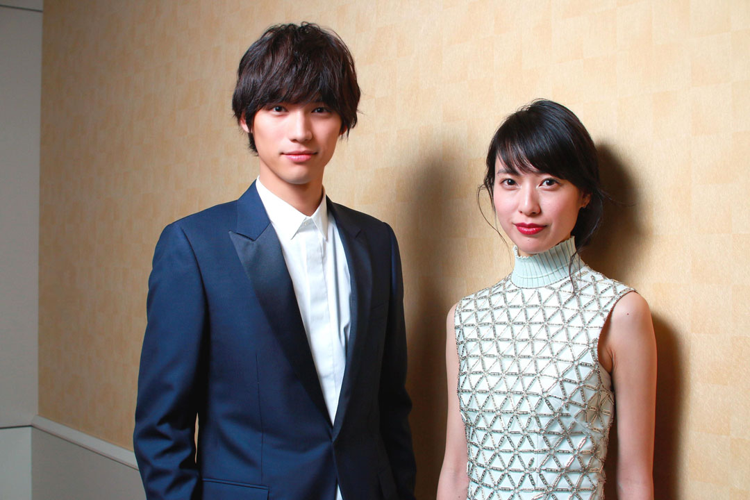 福士蒼汰さん（左）と戸田恵梨香さん