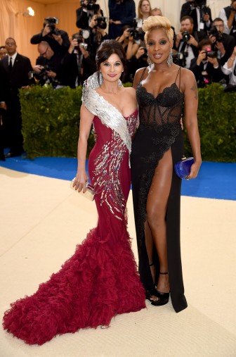 デザイナーのジュリア・ハート(左)と、彼女のデザインしたドレスを着たメアリー・J・ブライジ デザイナーのジュリア・ハート(左)と、彼女のデザインしたドレスを着たメアリー・J・ブライジ