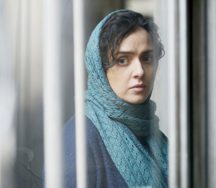 後頭部のみを隠したヒジャブ。ニットのレースが可愛い／『セールスマン』より