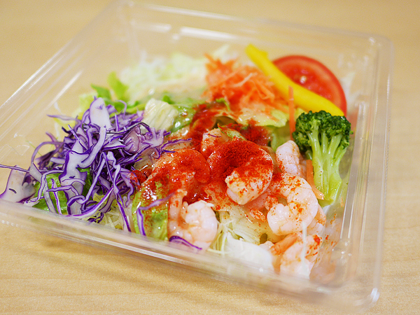 コンビニサラダにパプリカパウダー