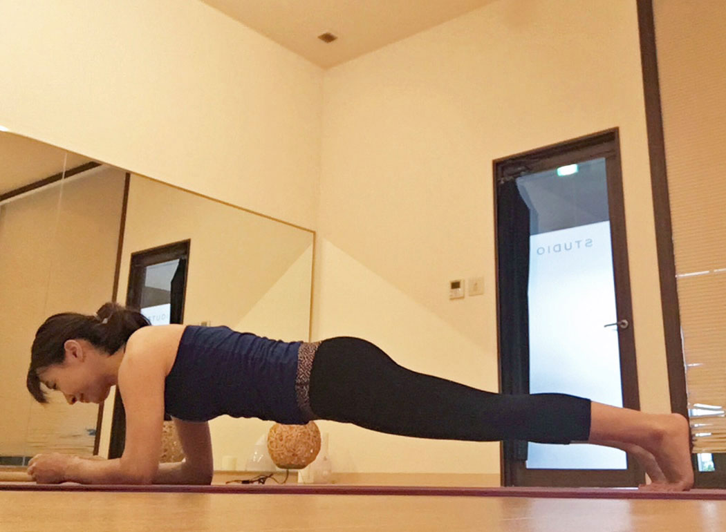 板のポーズ 中級