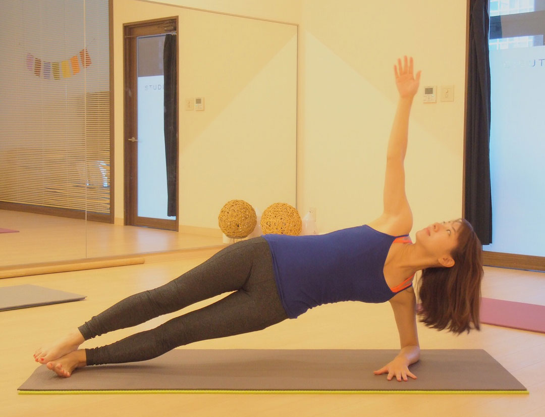 右手を天井に伸ばす