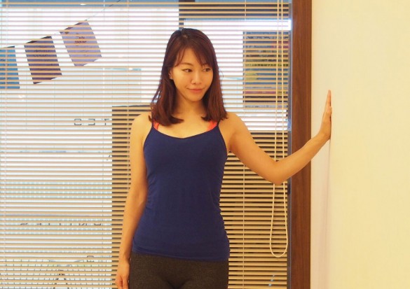 壁に手をついて重心を預ける～壁を押して体を起こす動きを繰り返す