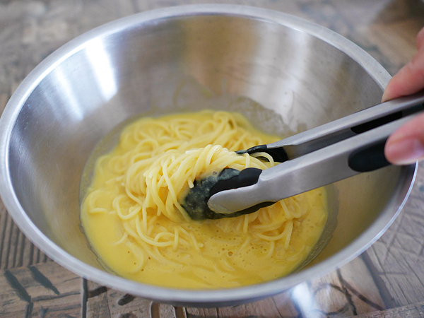 作り方2　コーンスープと水切りしたパスタを混ぜる