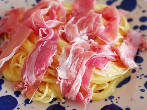 作り方4　生ハムをちぎって乗せる