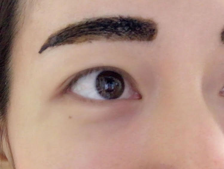 眉ティントを塗った状態の筆者