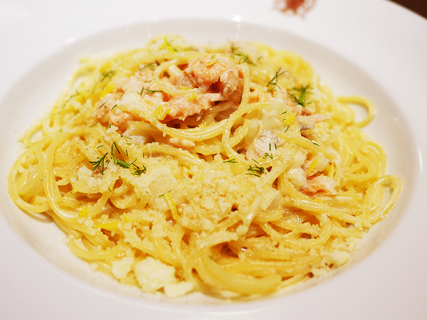 梟書茶房「サーモンのクリームチーズソース　ディル風味」