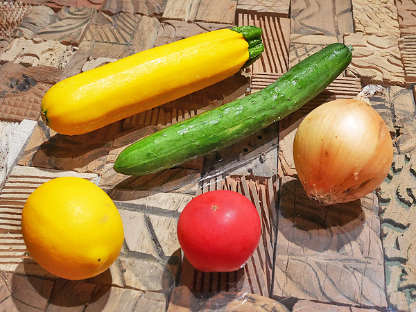 ズッキーニ、レモン、トマト、玉ねぎ、きゅうり