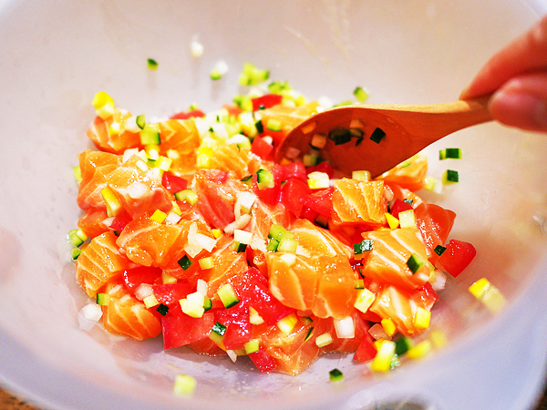 サーモン、刻んだ野菜、調味料