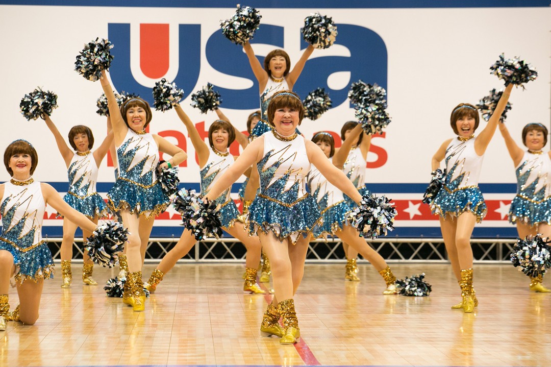 センターでポーズを決める滝野さん