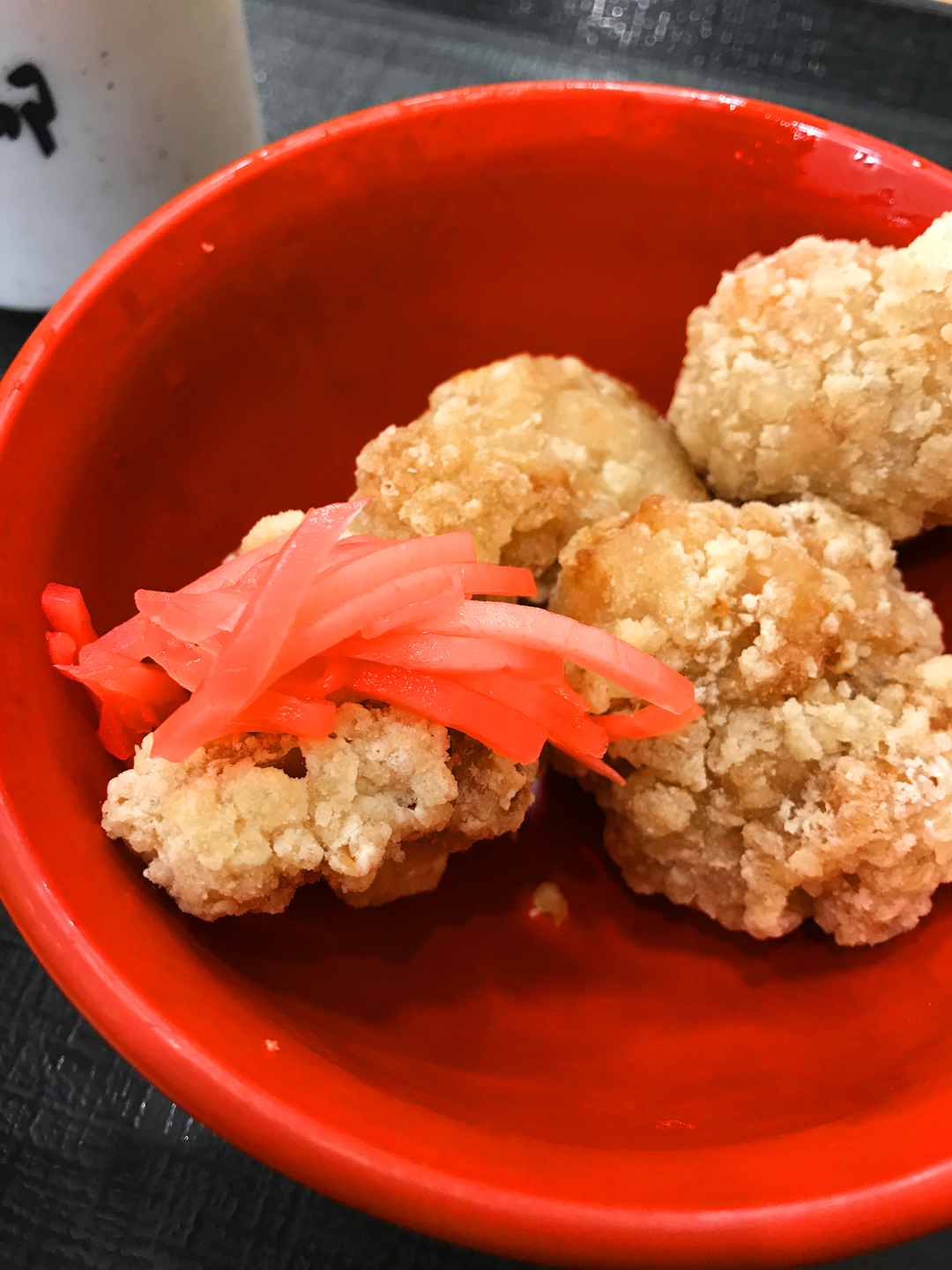 なか卯　唐揚げ5個150円、紅ショウガを絡めて