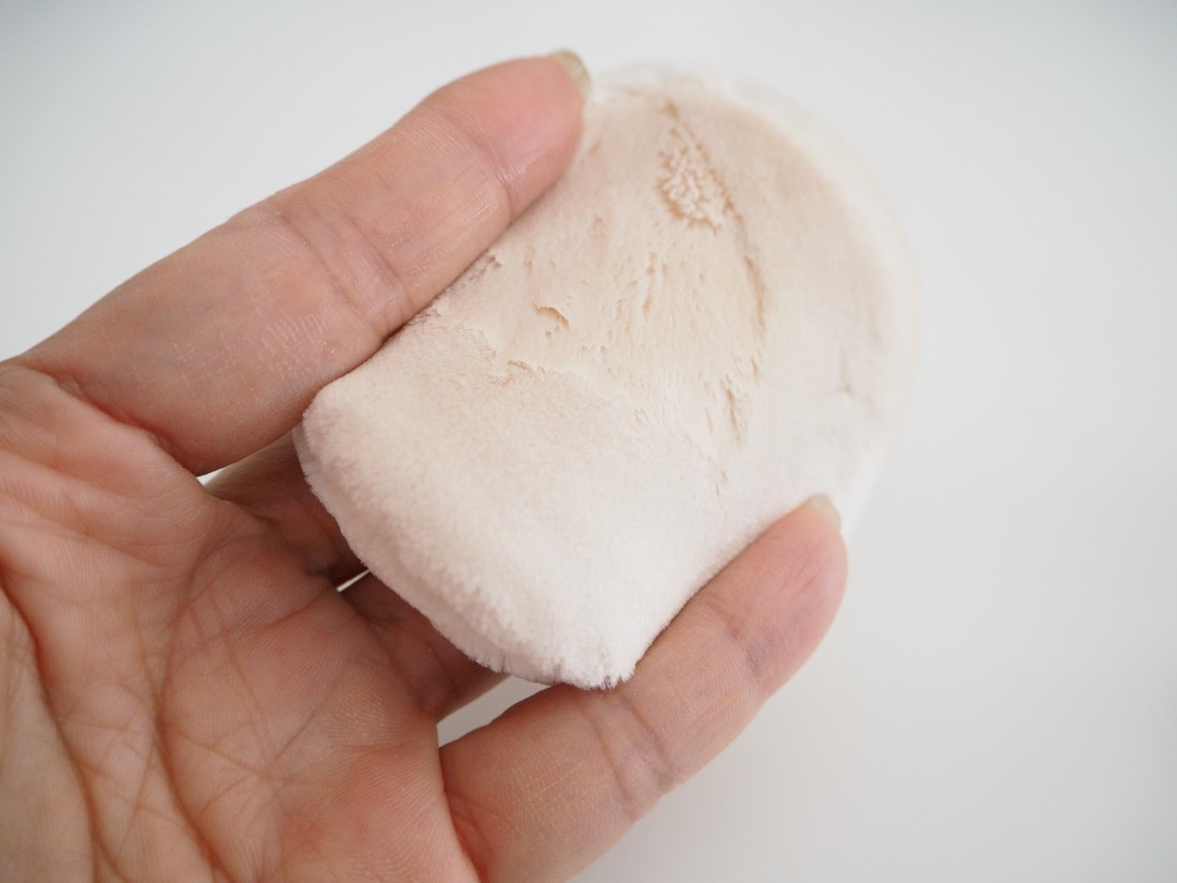 丸型スポンジに化粧水／乳液をなじませます