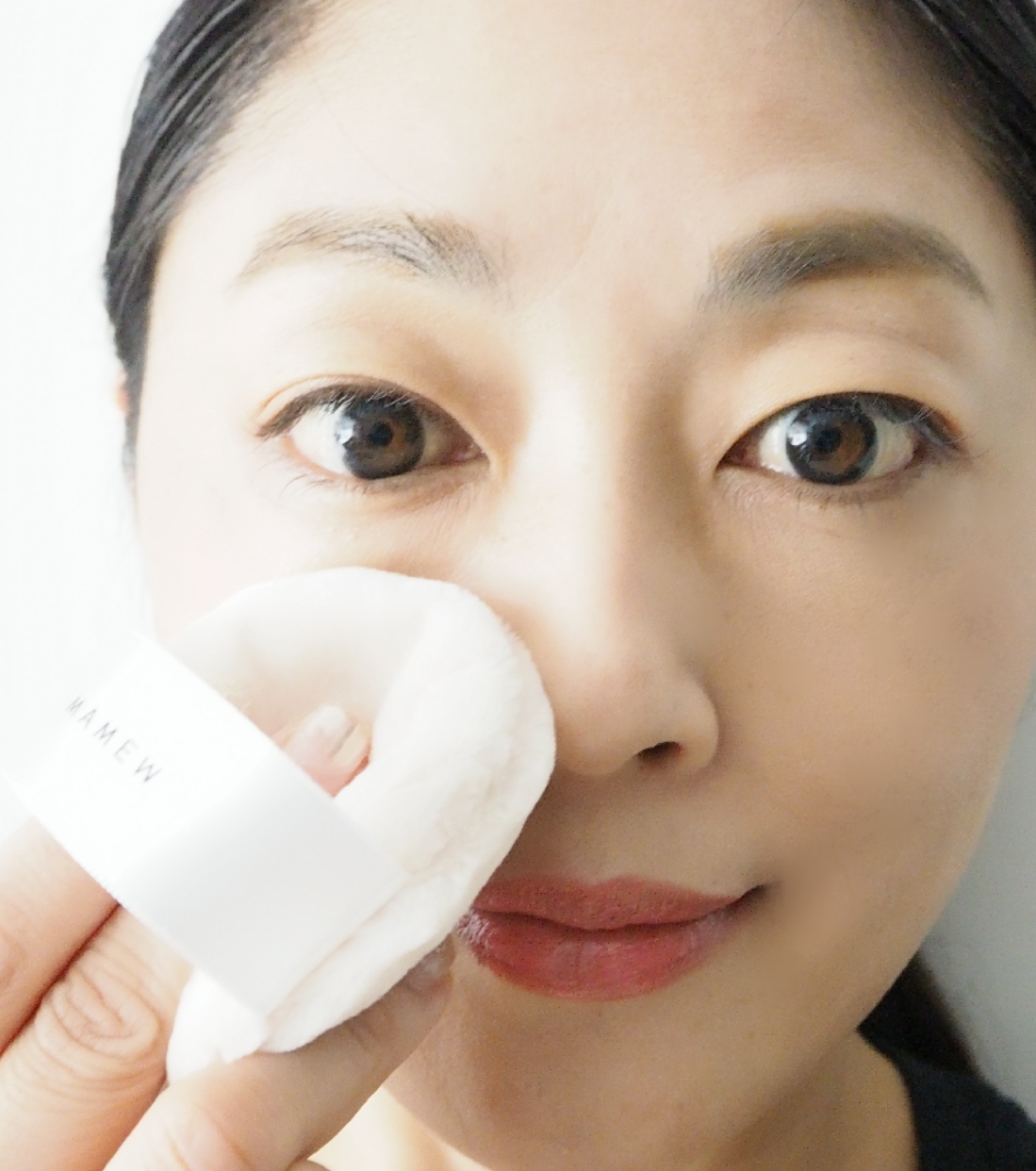 化粧水／乳液を含んだスポンジでふき取る