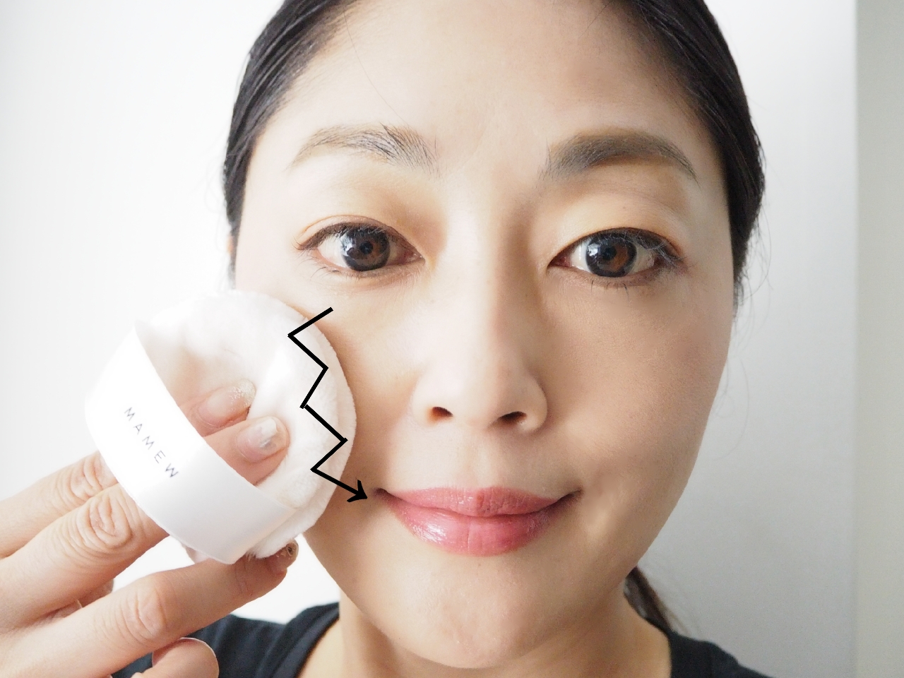 空のスポンジで軽くぽんぽんとたたくようにぼかす