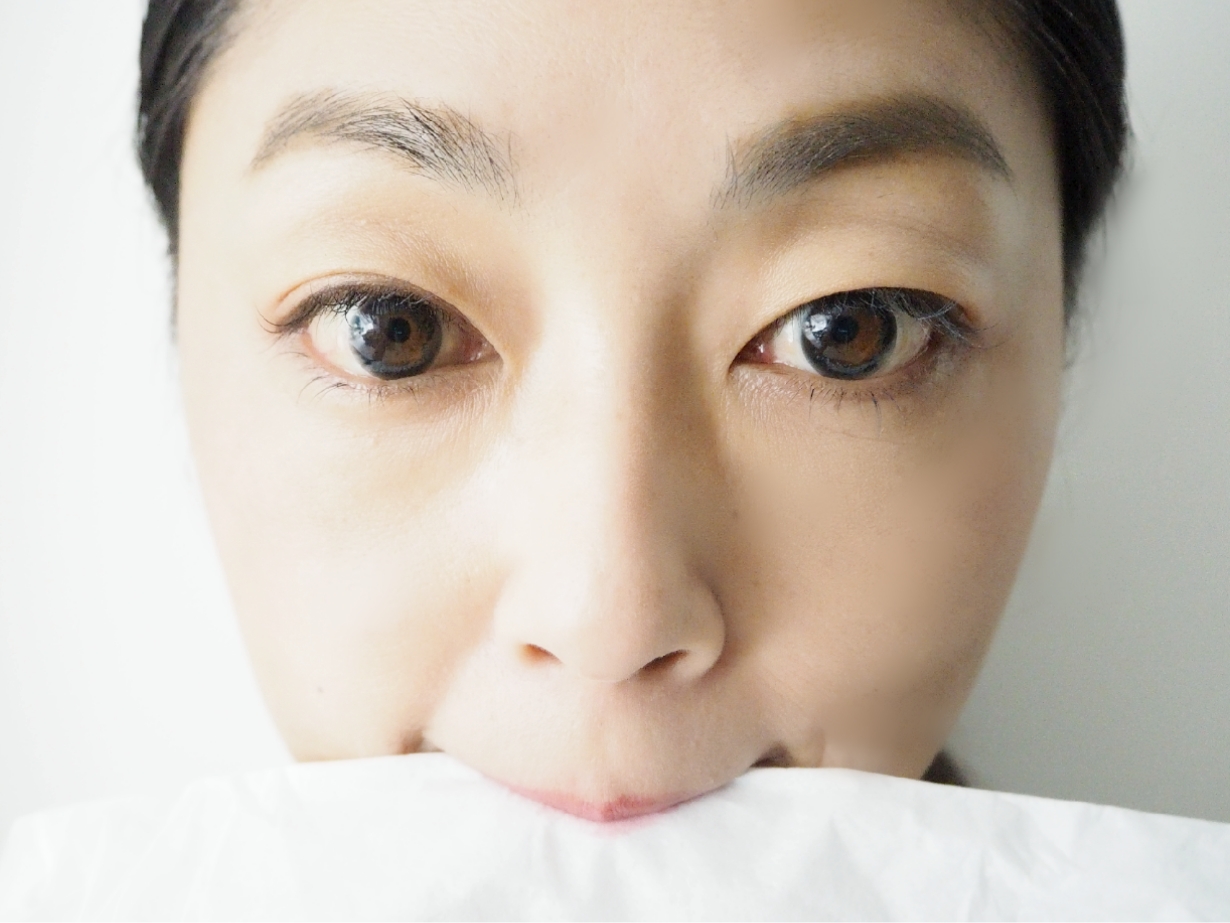 ティッシュペーパーを軽くくわえて、リップメイクの油分を落とす