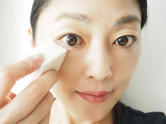 スポンジにパウダーファンデーションを含ませて優しく叩き込む