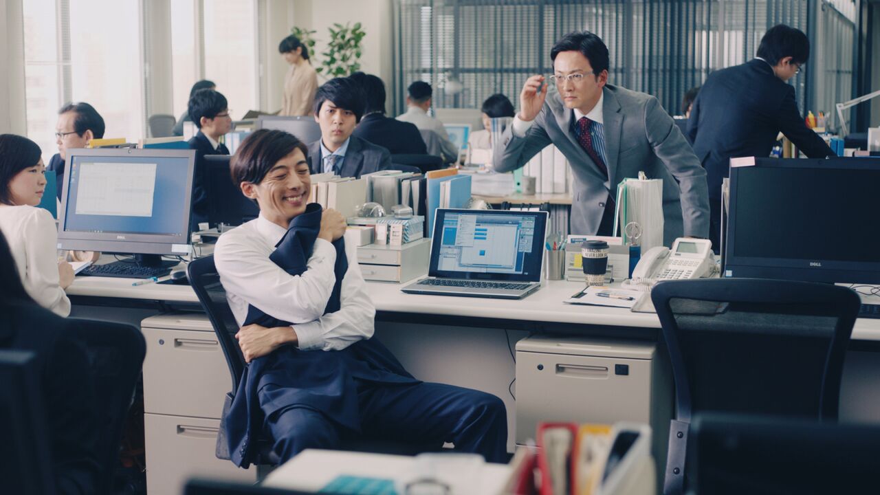 スーツを抱きしめる