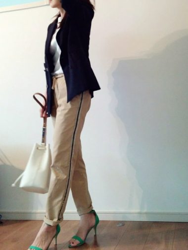 アダムエロペのダブルのネイビージャケット＋ライン入りのチノパン