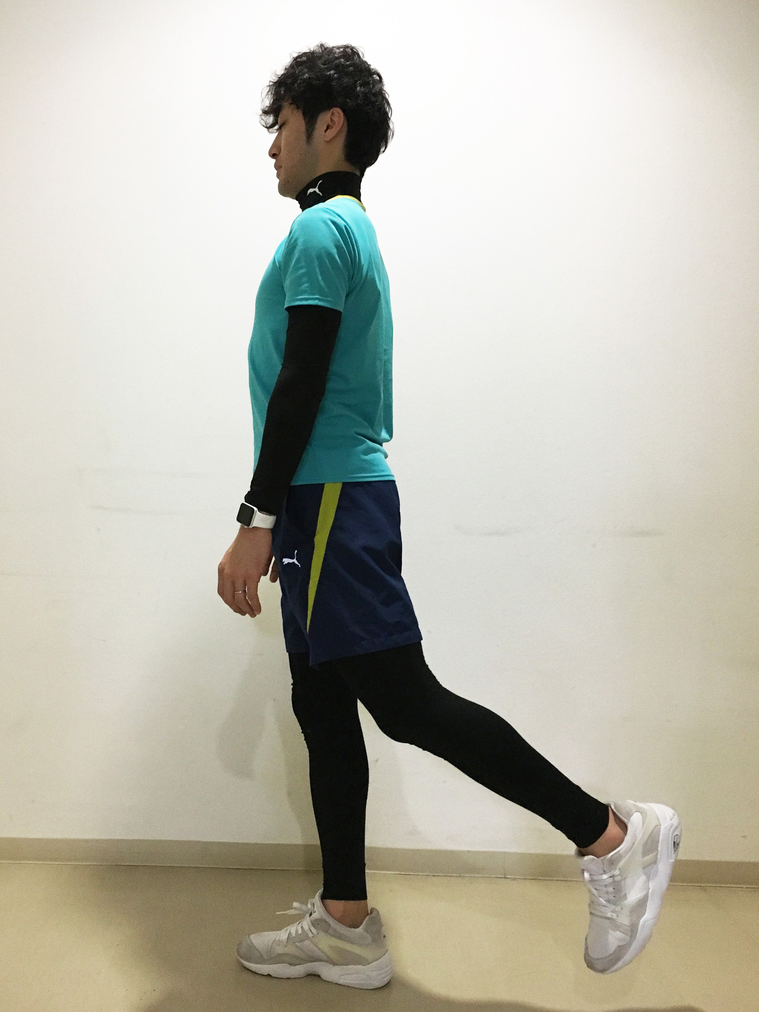 お尻を鍛え直すレッグリフト　立った状態