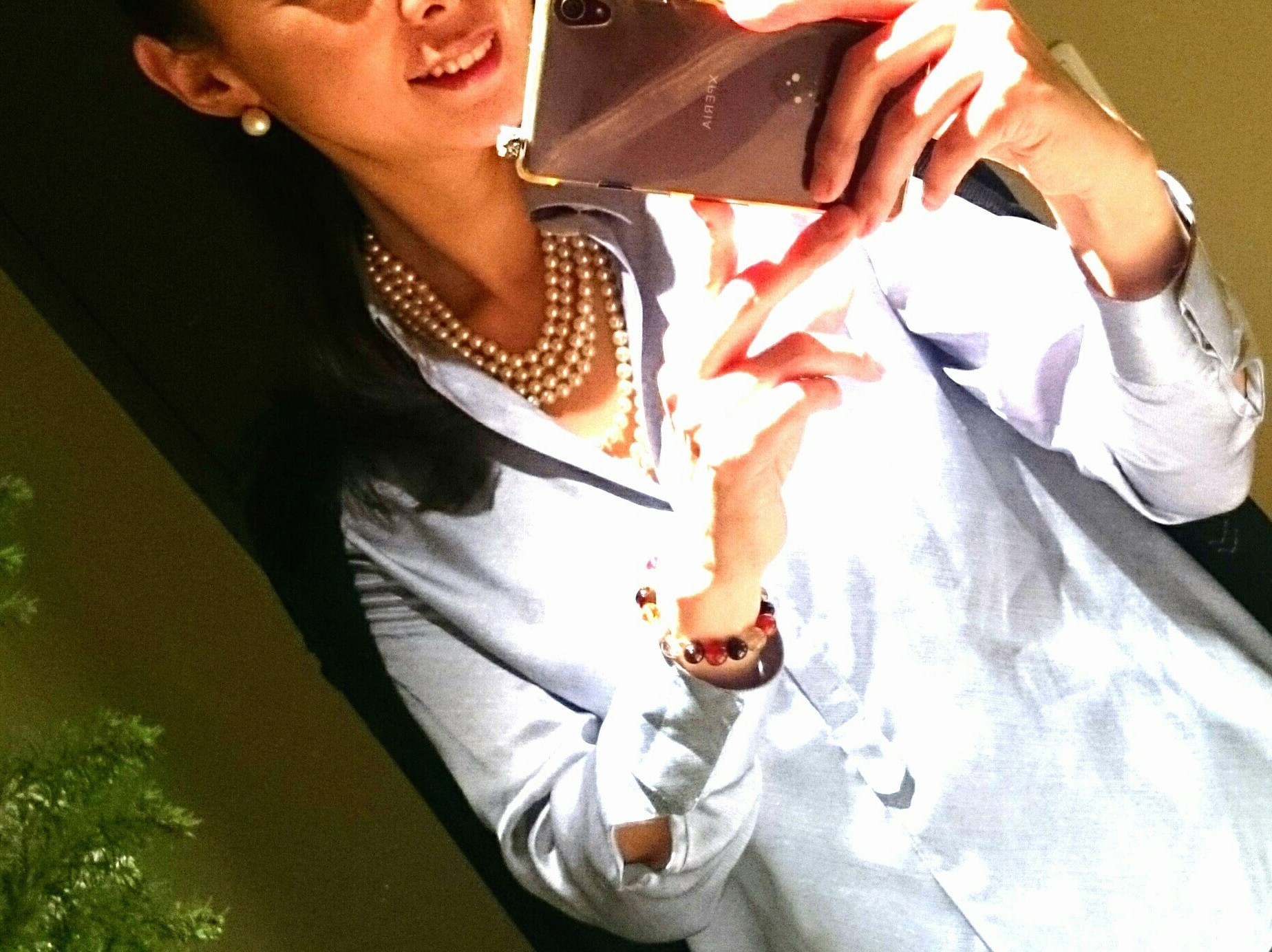 アクセサリーで胸元を隠しつつ、大人らしさを出す