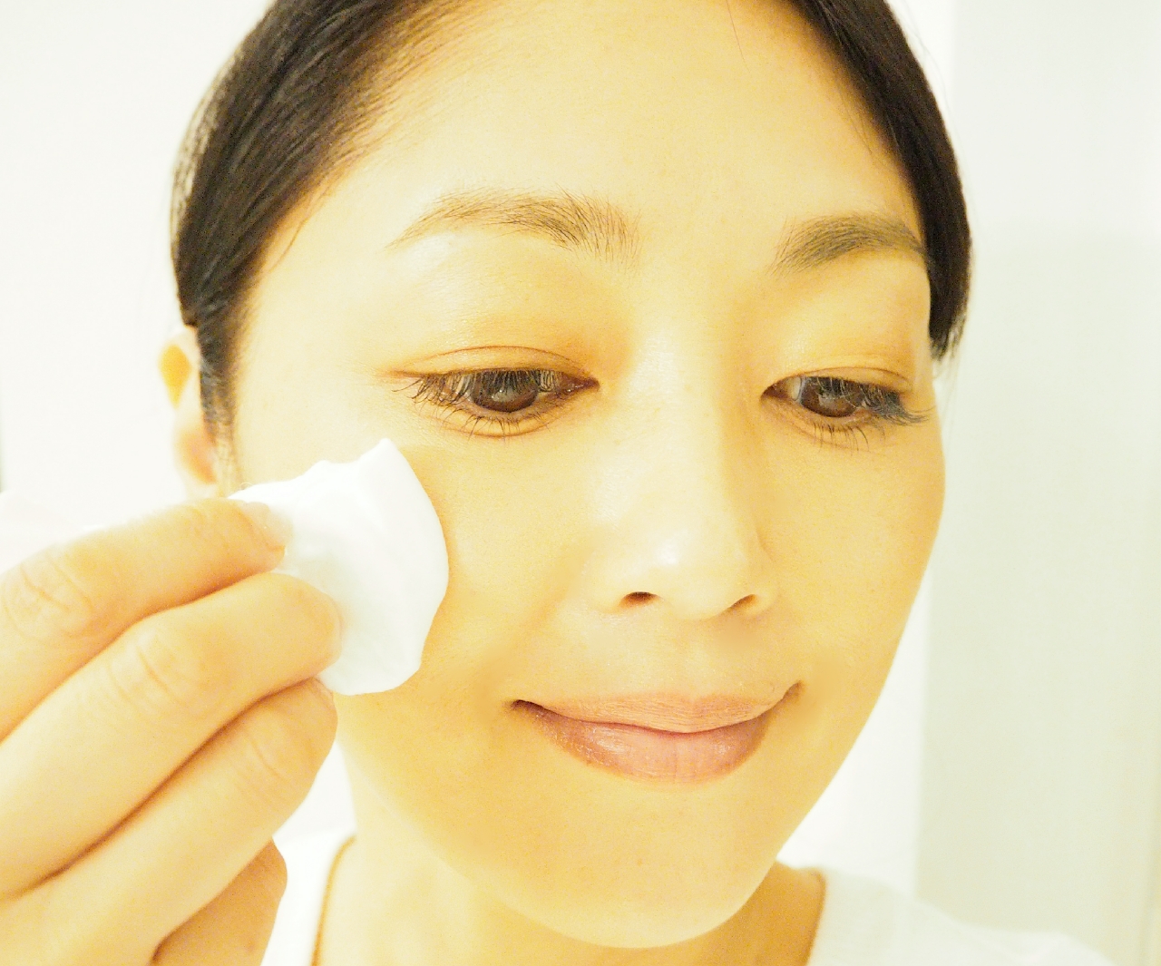 氷を包んだコットンをむくんでいるところにすべらせる