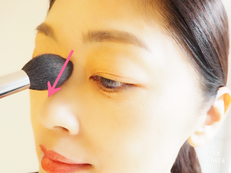 鼻根から鼻先までハイライトを引く