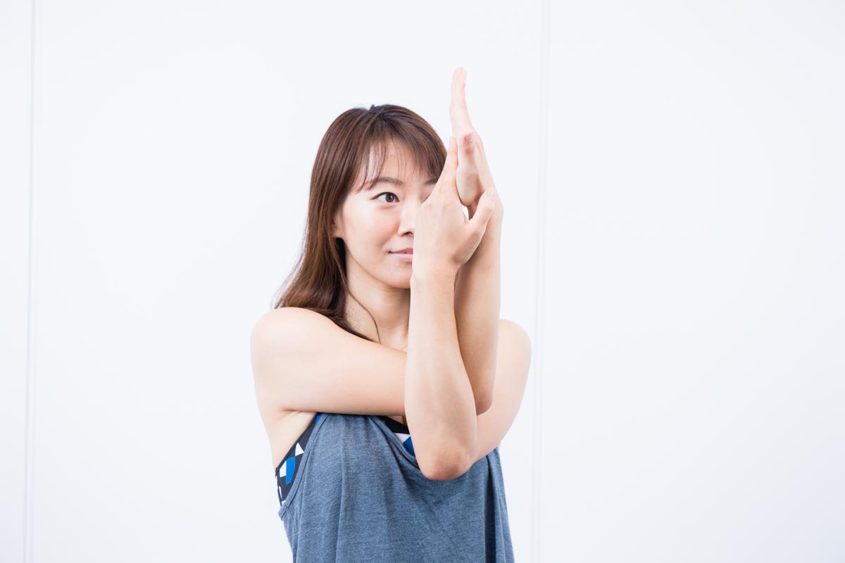 手のひら同士を合わせる