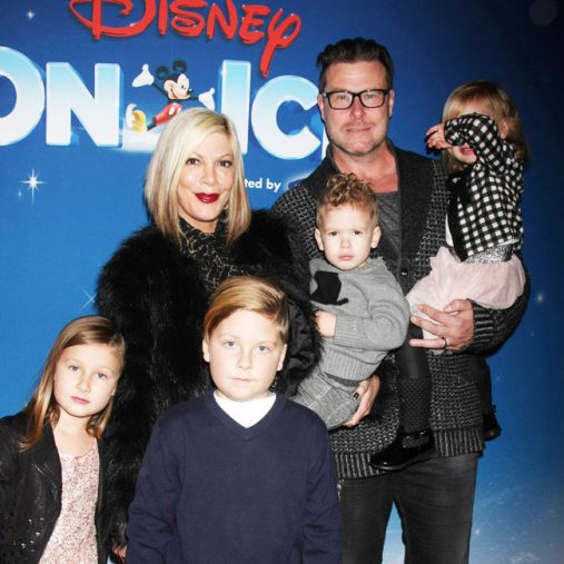 ディーン・マクダーモット（右）、トリ・スペリング（左）と5人の子供たち