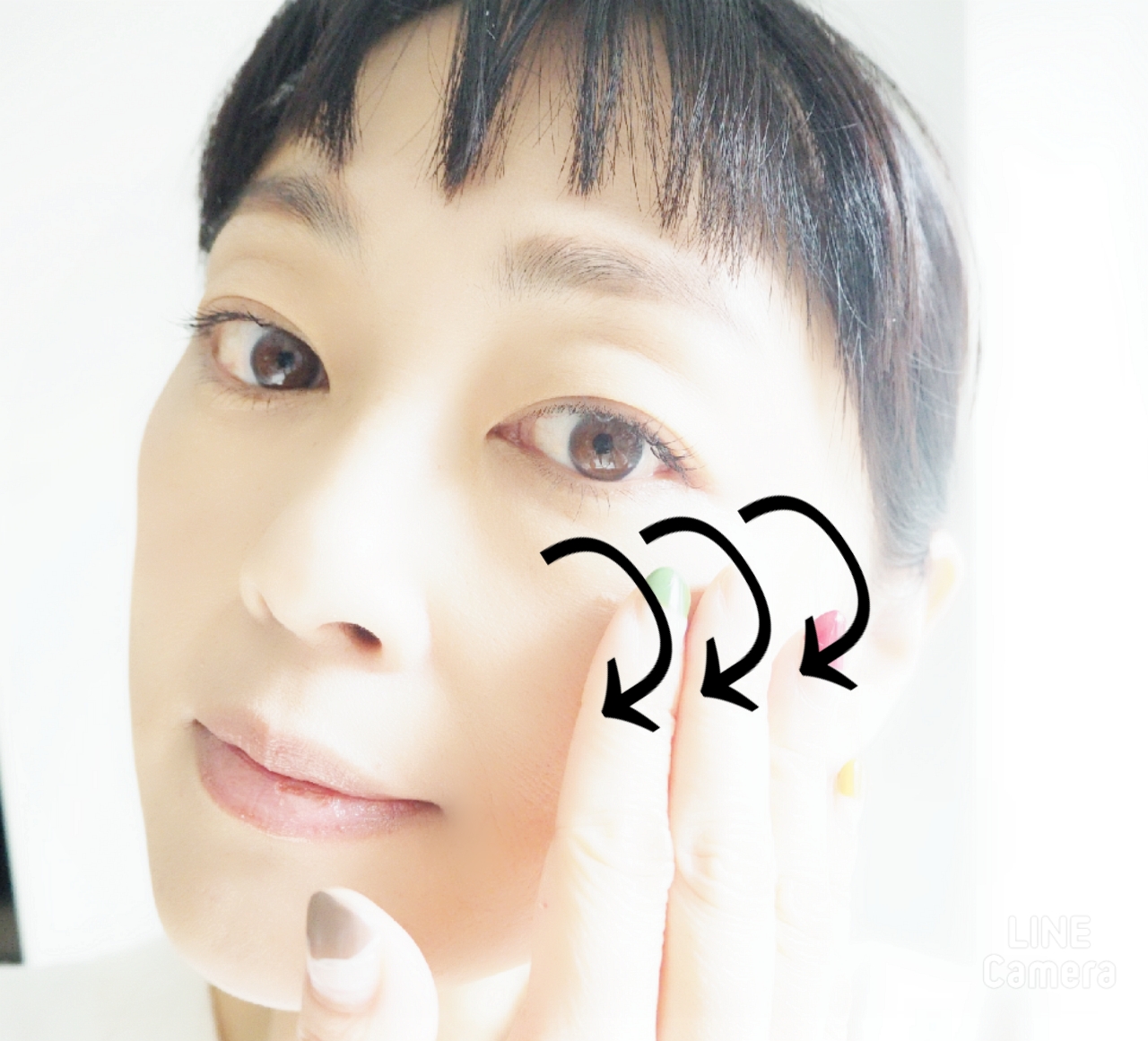 人差し指、中指、薬指をつかってポンポンとのばしていきます